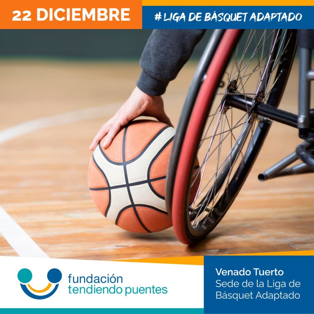 Una pelota de básquet, una mano que la toma y una silla de ruedas
