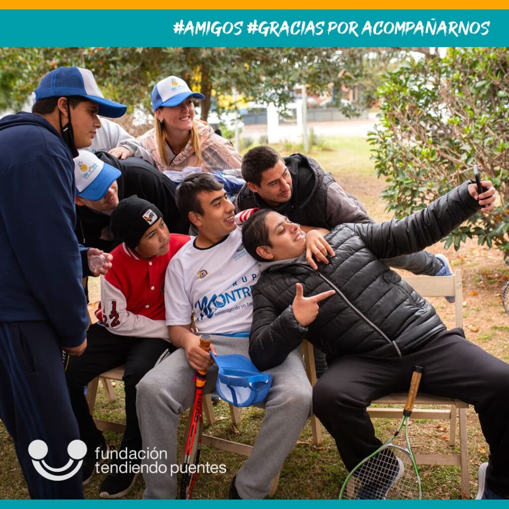 Chicos de la Escuela de deportes juntos haciendo una selfie