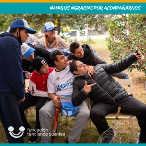 Chicos de la Escuela de deportes juntos haciendo una selfie